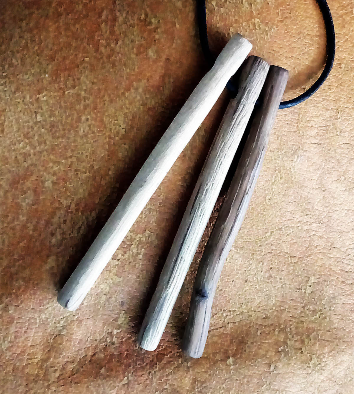 Amulett mit Schutzstäben